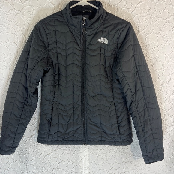 The North Face Light weight Puffer Jacket - Picture 4 of 11